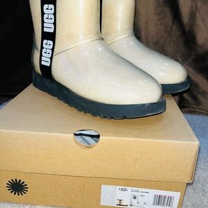 UGG boots W Classic Clear Mini natural fur and black trim size 6
